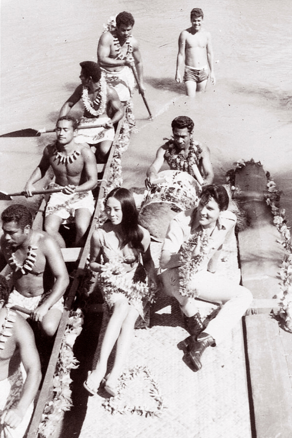 Elvis_on_canoe1_eloise_goo