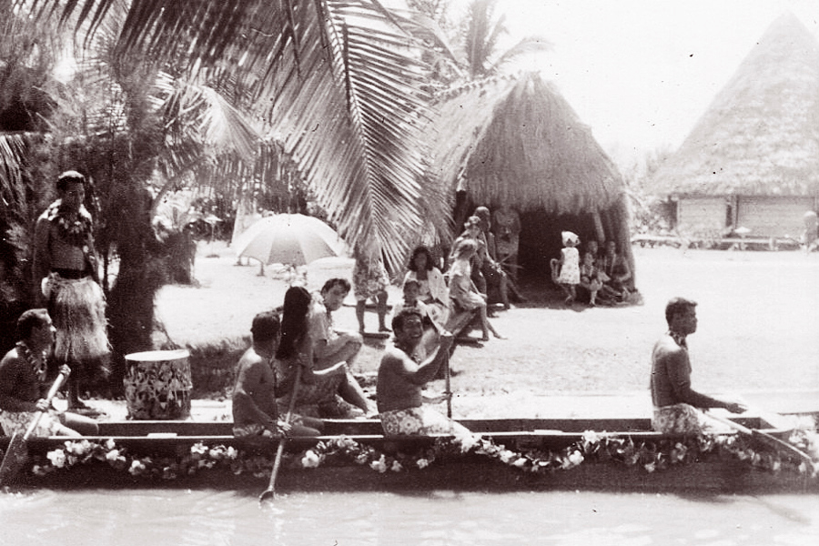 Elvis_on_canoe2_eloise_goo